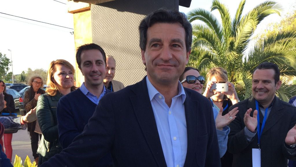 Company, a su llegada a la sede del Congreso conociendo los resultados