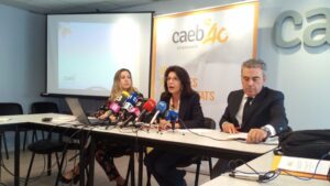 Carmen Planas, en el centro, es la presidenta de Caeb