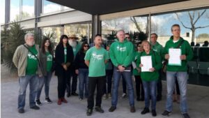 Miembros de la plataforma lucen sus famosas camisetas verdes