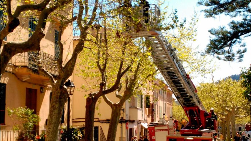 Los bomberos llevan trabajando todo el día en la casa
