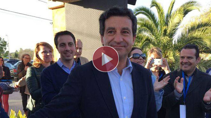 Company, a su llegada a la sede del Congreso conociendo los resultados