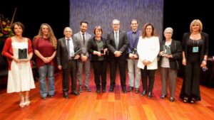 Imagen de grupo de los galardonados con el president Torres y dem&aacute;s autoridades
