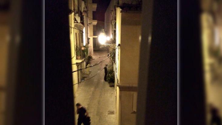 Jóvenes haciendo sus necesidades en la calle grabados por los vecinos