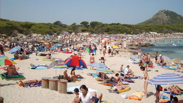 Playa llena de turistas