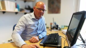 Antoni Riera en su despacho de la Universidad