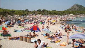 Playa llena de turistas