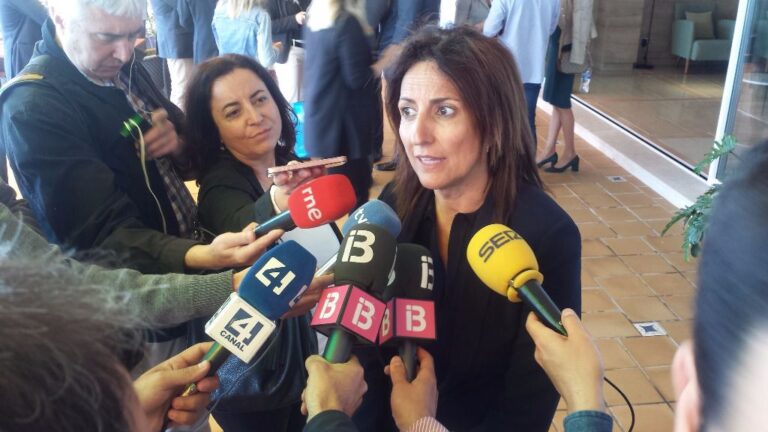 Benito, contestando a preguntas de la prensa en Desayunos mallorcadiario.com