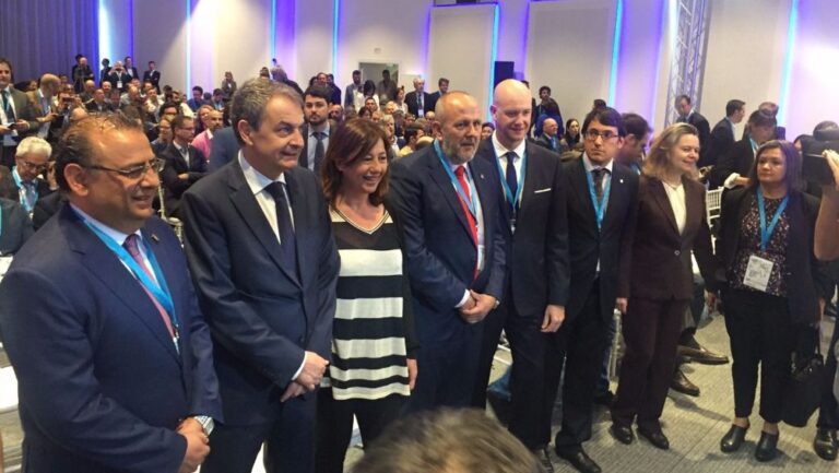El expresidente junto al resto de autoridades