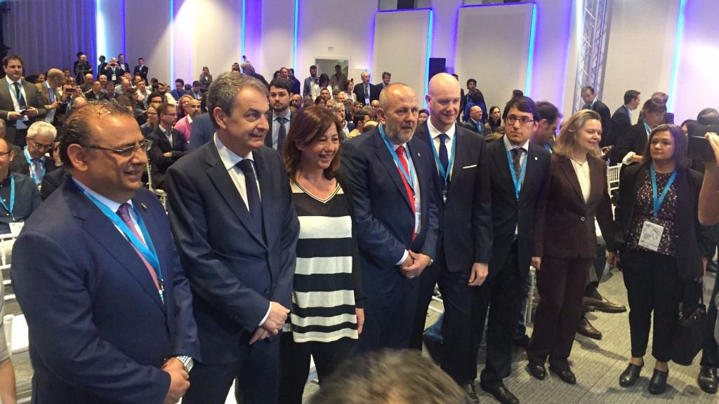 El expresidente junto al resto de autoridades