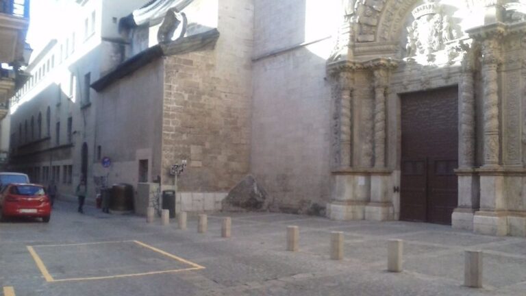 Se han pintado líneas delante de la iglesia de Montesión