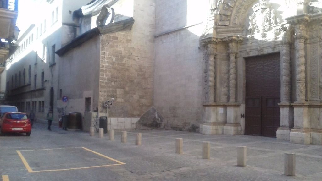 Se han pintado líneas delante de la iglesia de Montesión