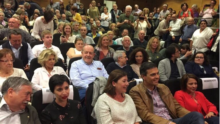 La presidenta del Govern, sentada junto a Sánchez