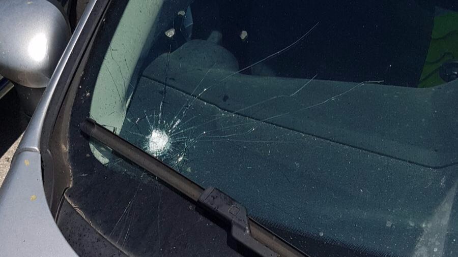 Vehículo apedreado en la autopista de Inca