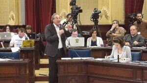 El conseller March, en el Parlament