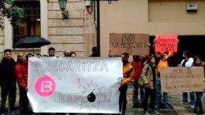 Los trabajadores de estudios protestaban mientras Manresa hablaba en el Parlament