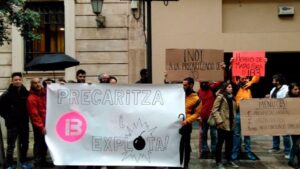 Manifestaci&oacute;n de trabajadores de IB3 ante el Parlament