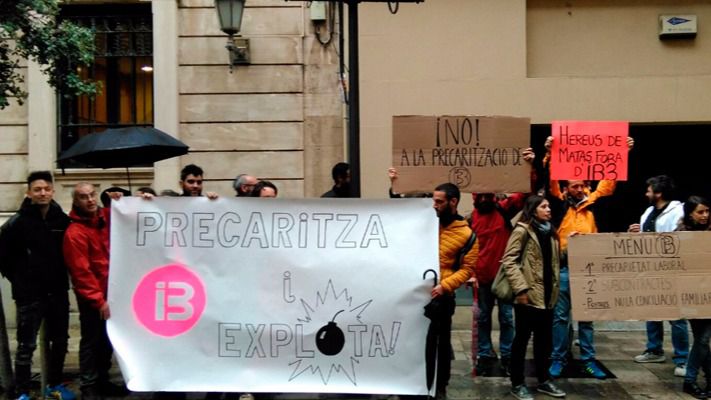 Manifestación de trabajadores de IB3 ante el Parlament