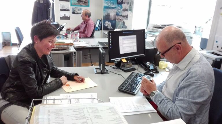La gerente de Aptur, registrando enmiendas al proyecto de modificación de la Ley