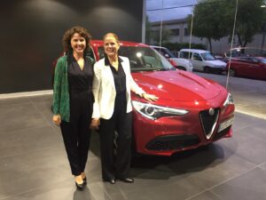 Maria Vidal y Esther Vidal junto al nuevo Alfa Romeo Stelvio.