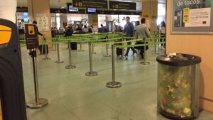 aeropuerto filtro seguridad papelera llena