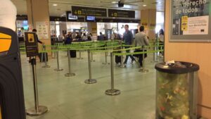 aeropuerto filtro seguridad papelera llena