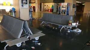 zona puertas de embarque aeropuerto Ibiza huelga limpieza