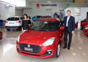 Catalina Raxach, agente comercial, y Toni Ca&ntilde;ellas, gerente de Tecnicars, junto al nuevo Suzuki Swift.