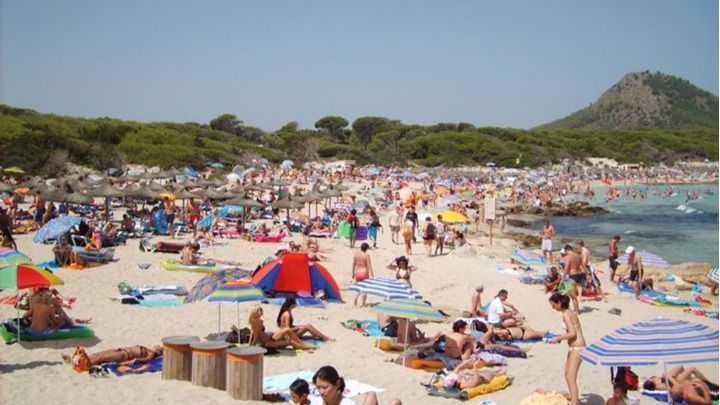 Playa llena de turistas