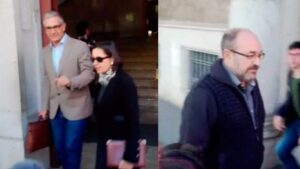 Busquets, abandonando el juzgado tras prestar declaraci&oacute;n, y Escrib&agrave; llegando