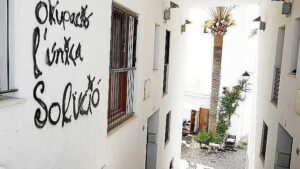 Grafiti en una pared del barrio de Dalt Vila en Ibiza
