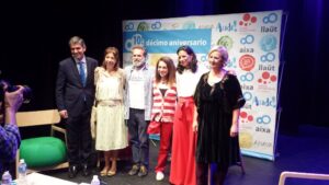 Los directores de los centros educativos con los galardonados