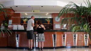 Clientes de un hotel abonan el impuesto tur&iacute;stico en recepci&oacute;n