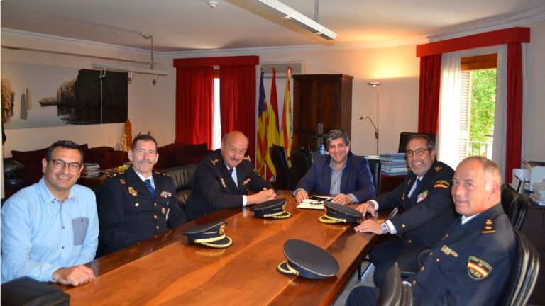 Reunión entre el Ajuntament y la cúpula de la Policía Nacional