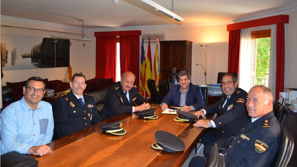 Reunión entre el Ajuntament y la cúpula de la Policía Nacional
