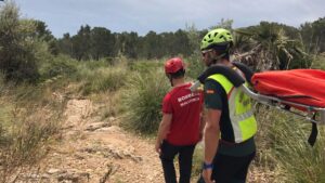 La han trasladado en camilla hasta el centro hospitalario