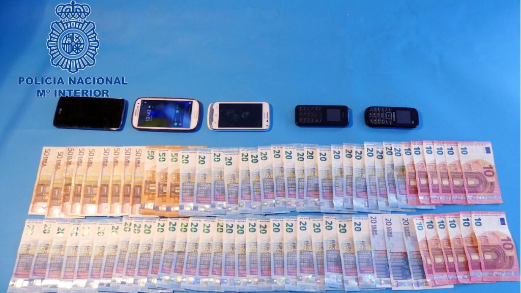En el domicilio intervinieron dinero, móviles y droga