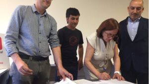 Momento de la firma del manifiesto