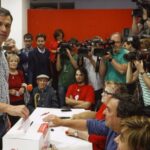 Pedro S&aacute;nchez depositando el voto