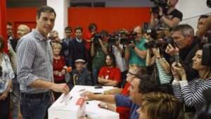 Pedro S&aacute;nchez depositando el voto