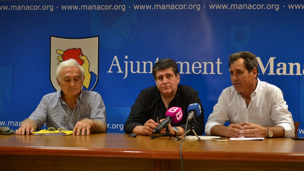 Momento del acuerdo entre el Ayuntamiento de Manacor y los vecinos de Cala Murada