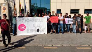 Protesta de los trabajadores en la sede de IB3 este martes