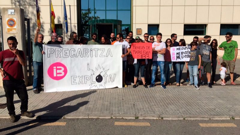 Protesta de los trabajadores en la sede de IB3 este martes