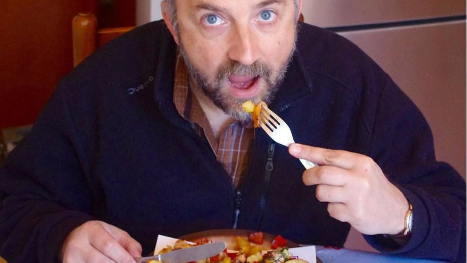 Román Piña en pleno atracón de letras y patatas