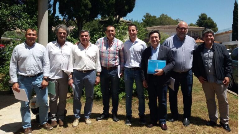 Rovira y los alcaldes presentes en la reunión