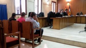 Imagen de los tres agresores en el banquillo