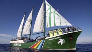 El buque Rainbow Warrior de Greenpeace