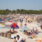Playa llena de turistas