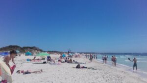 playa turistas calor