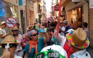 Vecinos "hartos de la turistizaci&oacute;n" protestan con el "Carril Guiri"