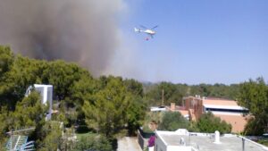 Un helic&oacute;ptero realiza descargas de agua